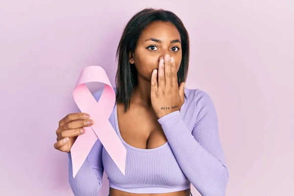 Junge Afrikanisch Amerikanische Mädchen Mit Rosafarbenem Krebsband Das Den Mund — Stockfoto