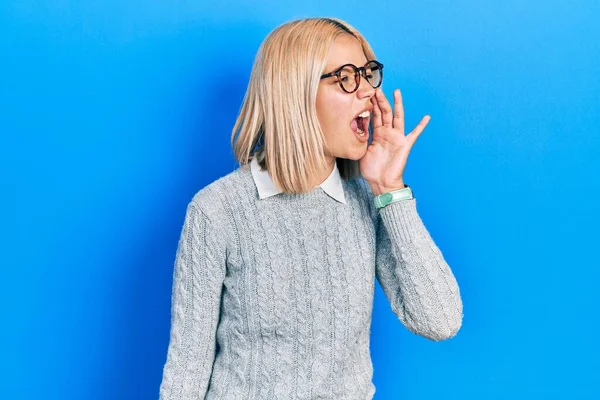 Beautiful Blonde Woman Wearing Glasses Shouting Screaming Loud Side Hand — Foto de Stock