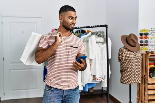 Junger Arabischer Mann Hält Mit Smartphone Einkaufstüten Bekleidungsgeschäft — Stockfoto
