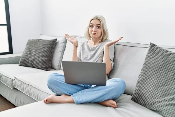 Mladá Běloška Která Doma Používá Notebook Sedí Pohovce Bezradným Zmateným — Stock fotografie