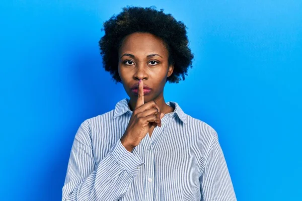 Junge Afrikanisch Amerikanische Frau Lässiger Kleidung Die Darum Bittet Mit — Stockfoto