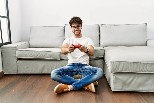 Fiatal Spanyol Férfi Mosolygós Magabiztos Játszik Videojáték Otthon — Stock Fotó