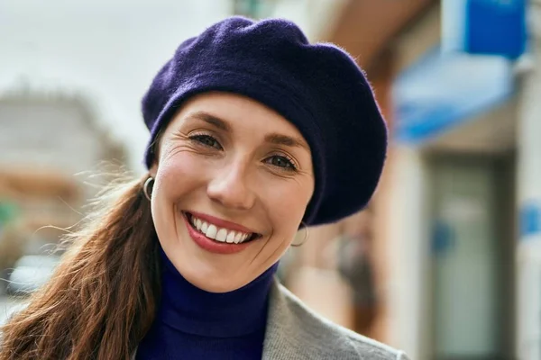 Joven Mujer Rubia Sonriendo Feliz Pie Ciudad —  Fotos de Stock