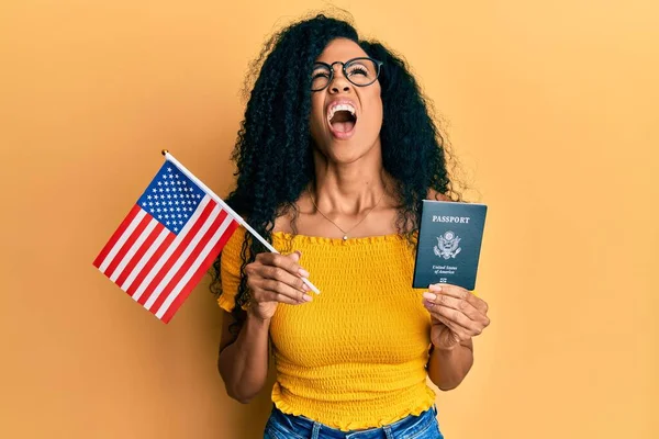 Mujer Afroamericana Mediana Edad Sosteniendo Bandera Pasaporte Los Estados Unidos — Foto de Stock