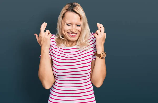 Giovane Donna Caucasica Indossa Abiti Casual Gesticolando Dito Incrociato Sorridendo — Foto Stock