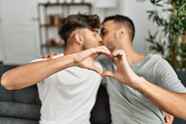 Två Latinamerikanska Män Par Kysser Och Gör Hjärtform Med Händerna — Stockfoto