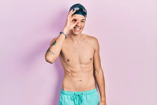 Jovem Hispânico Vestindo Roupa Banho Óculos Nadador Fazendo Gesto Com — Fotografia de Stock