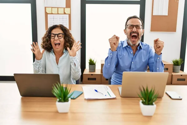 Mujer Hispana Mediana Edad Hombre Sentado Con Portátil Oficina Celebrando —  Fotos de Stock