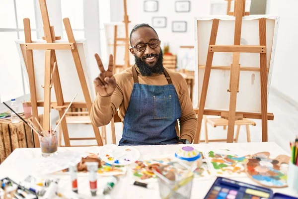 Sanat Stüdyosundaki Afrikalı Amerikalı Sanatçı Kameraya Bakıp Zafer Işareti Yaparken — Stok fotoğraf