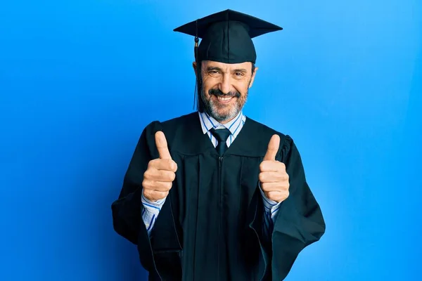 Hombre Hispano Mediana Edad Con Gorra Graduación Signo Éxito Bata — Foto de Stock