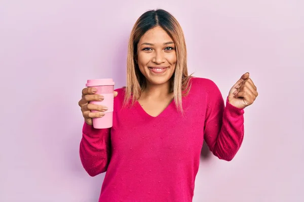 Beautiful Hispanic Woman Drinking Take Away Cup Coffee Screaming Proud — Zdjęcie stockowe