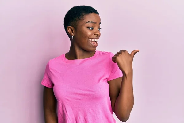 Genç Afro Amerikan Kadın Günlük Pembe Tişört Giyip Baş Parmağını — Stok fotoğraf