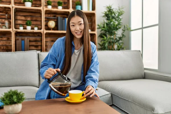 Ung Kinesisk Flicka Dricker Kaffe Sittandes Soffan Hemma — Stockfoto