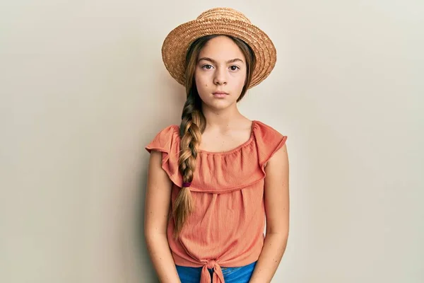Schöne Brünette Kleine Mädchen Mit Sommermütze Mit Ernstem Gesichtsausdruck Einfacher — Stockfoto