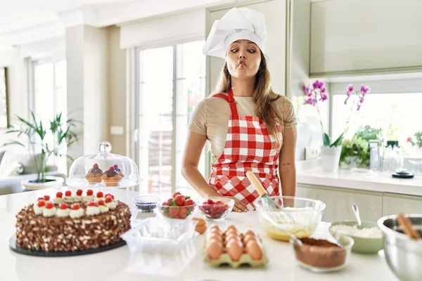 Όμορφη Νεαρή Μελαχρινή Σεφ Ζαχαροπλαστικής Γυναίκα Μαγείρεμα Αρτοσκευάσματα Στην Κουζίνα — Φωτογραφία Αρχείου