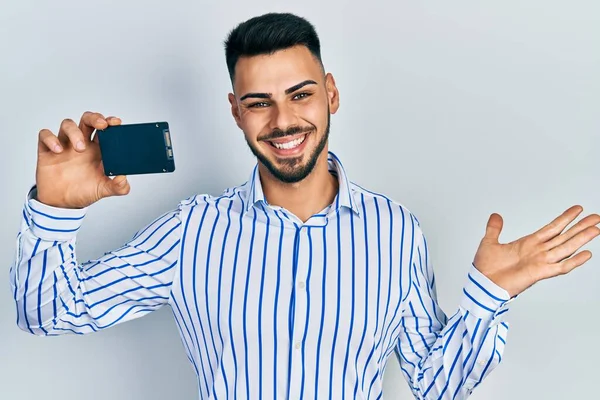 Joven Hombre Hispano Con Barba Sosteniendo Memoria Ssd Celebrando Logro — Foto de Stock