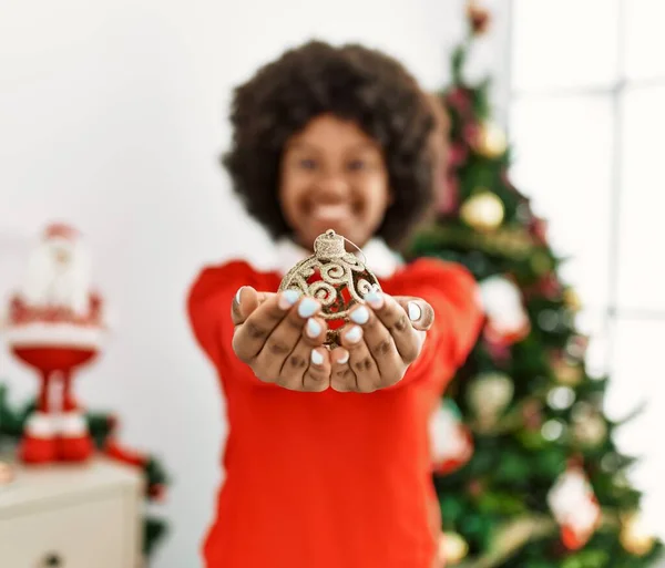 Joven Mujer Afroamericana Sonriendo Confiada Sosteniendo Decoración Bola Navidad Casa — Foto de Stock