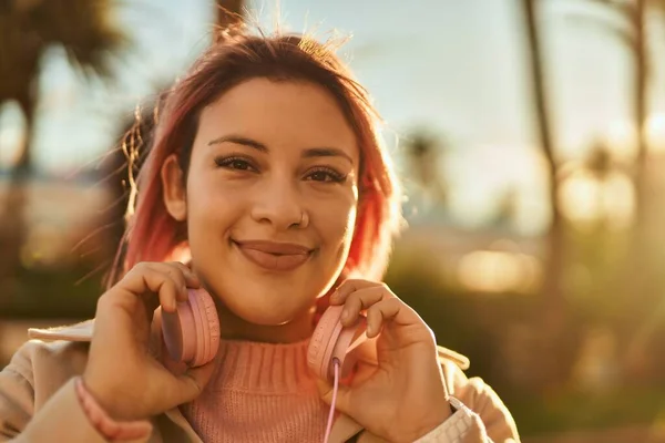 Junges Hispanisches Mädchen Lächelt Glücklich Mit Kopfhörern Die Stadt — Stockfoto