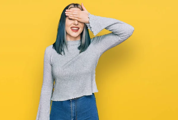 Joven Chica Moderna Con Suéter Casual Sonriendo Riendo Con Mano — Foto de Stock