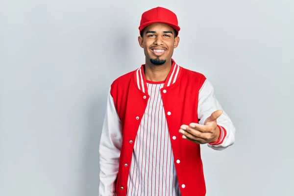 Ein Junger Afrikanisch Amerikanischer Mann Baseball Uniform Lächelt Freundlich Und — Stockfoto
