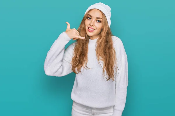 Ung Kaukasisk Pige Iført Uld Sweater Vinter Cap Smilende Laver - Stock-foto