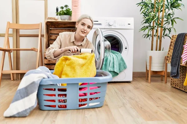 Young Caucasian Woman Smiling Confident Using Pet Hair Roller Laundry — Stock Photo, Image