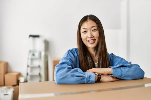 Menina Chinesa Jovem Sorrindo Feliz Inclinação Caixa Papelão Nova Casa — Fotografia de Stock