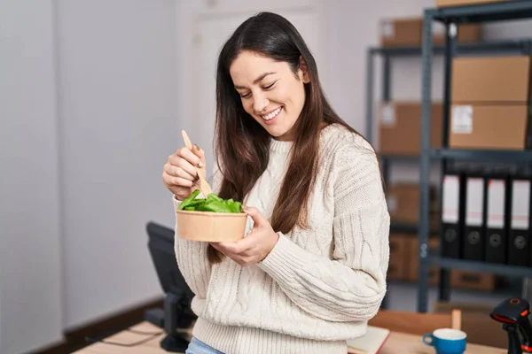 Young Woman Ecommerce Business Worker Eating Salad Office — стоковое фото