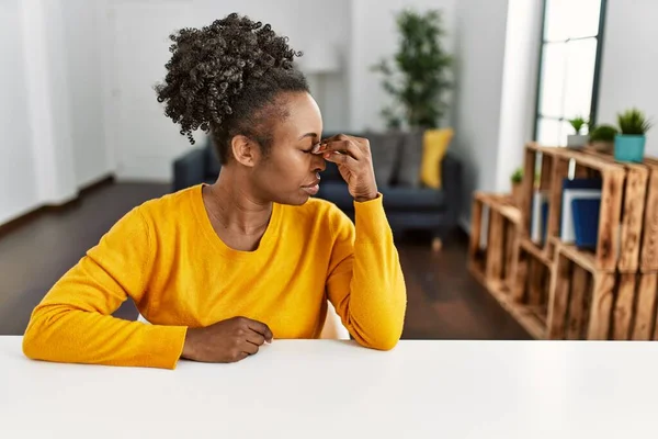 Jovem Afro Americana Vestindo Roupas Casuais Sentada Mesa Casa Cansada — Fotografia de Stock