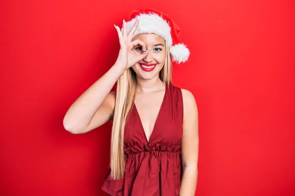 Noel Şapkası Takan Genç Sarışın Kız Hareketleriyle Gülümsüyor Mutlu Yüzüyle — Stok fotoğraf