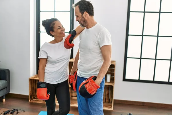 Middle Age Hispanic Couple Smiling Happy Training Boxing Home — ストック写真