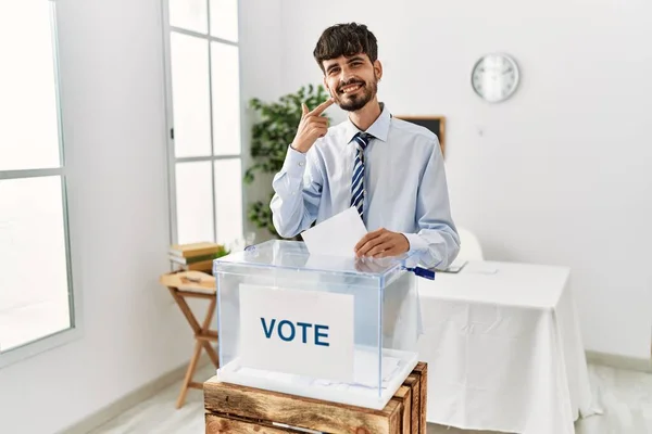 Hispánec Plnovousem Který Hlasuje Dává Obálku Volební Urny Vesele Usmívá — Stock fotografie