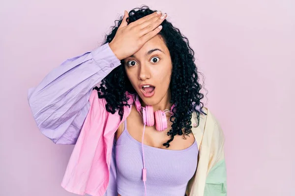 Jovem Hispânica Com Cabelo Encaracolado Vestindo Roupas Ginástica Usando Fones — Fotografia de Stock