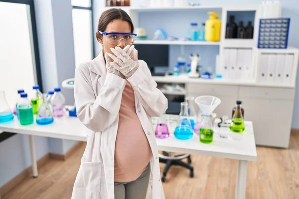 Молодая Беременная Женщина Работающая Научной Лаборатории Потрясена Закрывая Рот Руками — стоковое фото