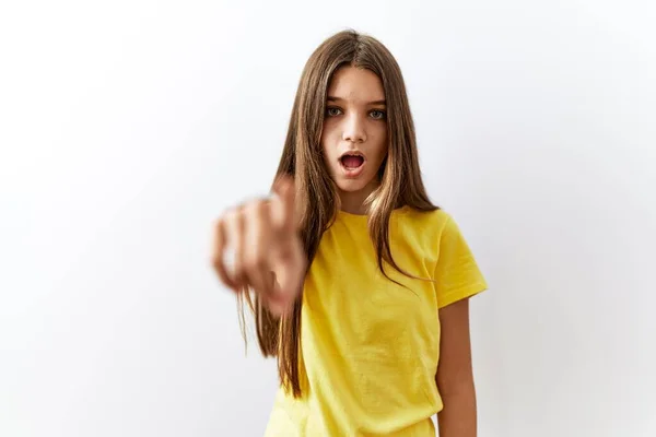 Genç Esmer Kız Izole Bir Arka Planda Dikiliyor Kameraya Kızgın — Stok fotoğraf