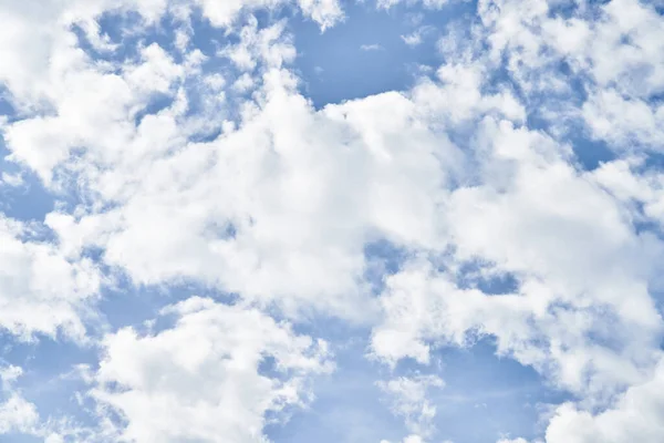 Ciel Bleu Béatifique Avec Des Nuages Par Une Journée Ensoleillée — Photo