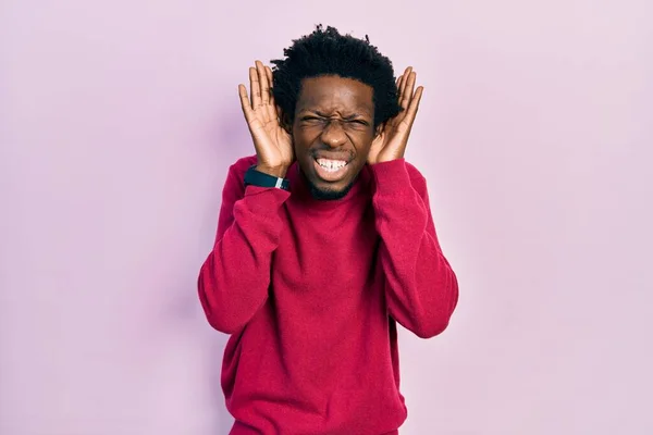 Junger Afrikanisch Amerikanischer Mann Lässiger Kleidung Der Versucht Beide Hände — Stockfoto