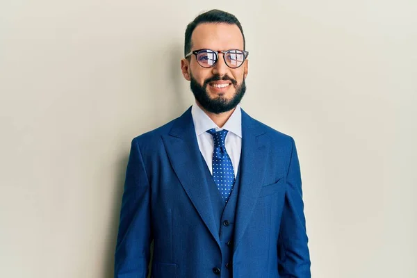 Junger Mann Mit Bart Business Anzug Und Krawatte Mit Einem — Stockfoto