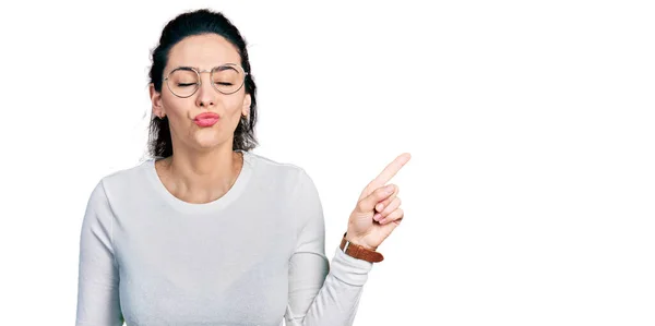 Mujer Hispana Joven Señalando Con Los Dedos Hacia Lado Mirando — Foto de Stock