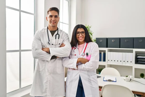 Młodzi Lekarze Mundurach Stetoskopie Klinice Uśmiechają Się Skrzyżowanymi Rękami Patrząc — Zdjęcie stockowe