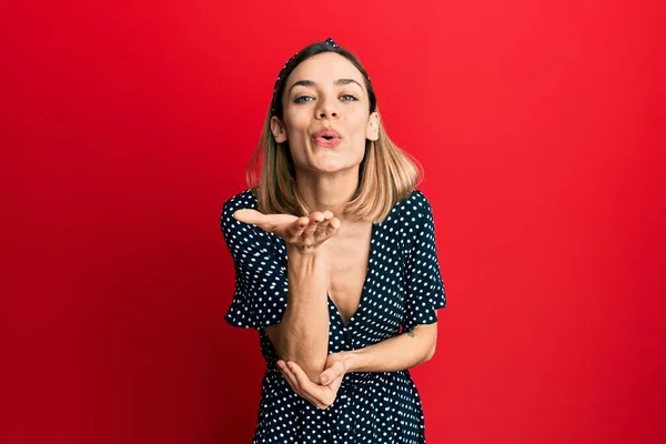 Giovane Donna Bionda Caucasica Indossa Bellissimo Vestito Bianco Nero Guardando — Foto Stock