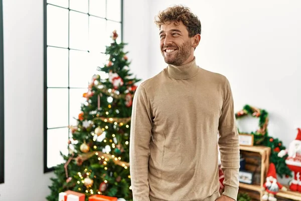 Joven Hombre Hispano Sonriendo Confiado Pie Junto Árbol Navidad Casa — Foto de Stock