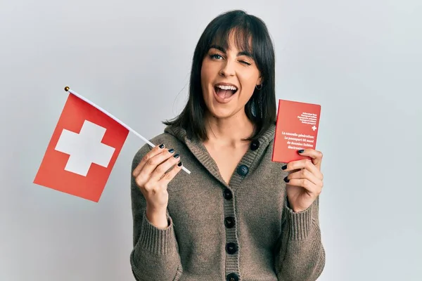 Jovem Hispânica Segurando Bandeira Suíça Passaporte Piscando Olhando Para Câmera — Fotografia de Stock