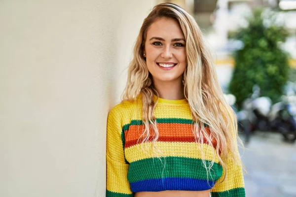 Joven Mujer Rubia Sonriendo Apoyada Pared — Foto de Stock