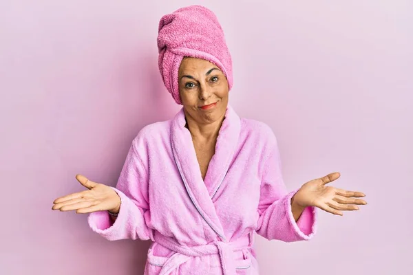 Middelbare Leeftijd Spaanse Vrouw Met Een Douche Handdoek Badjas Clueless — Stockfoto