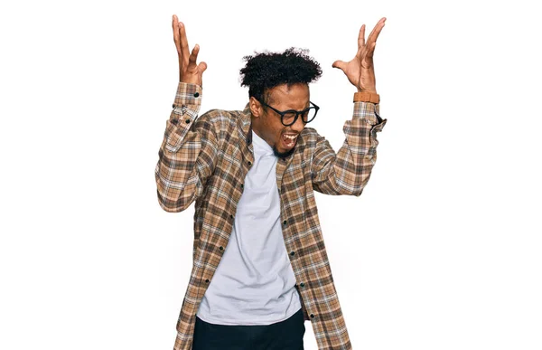 Ung Afrikansk Amerikansk Man Med Skägg Avslappnade Kläder Och Glasögon — Stockfoto