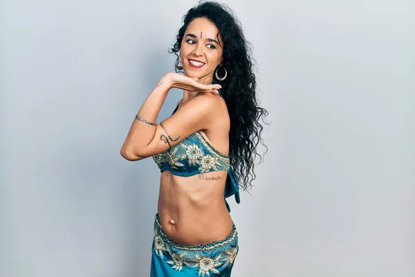 Молодая Индианка Традиционном Костюме Танцора Живота Танцующий Экзотический Восточный Танец — стоковое фото