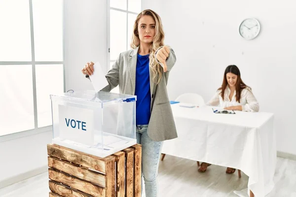 Mujer Rubia Joven Votando Poniendo Sobre Las Urnas Con Cara —  Fotos de Stock