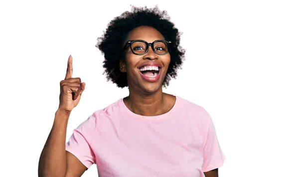 Afro Amerikaanse Vrouw Met Afrohaar Casual Kleren Glazen Wijzend Met — Stockfoto