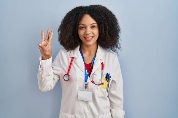 Genç Afro Amerikan Kadın Doktor Üniforması Steteskop Giyiyor Numarayı Gösterip — Stok fotoğraf